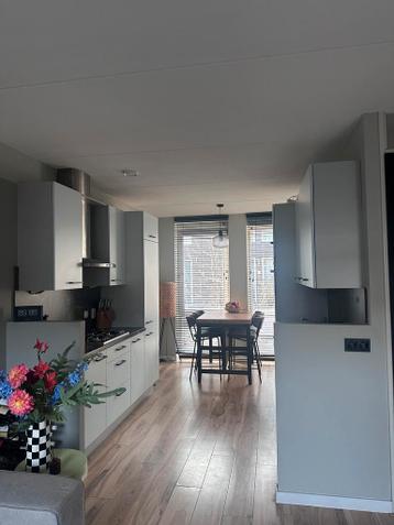 Nette keuken met 12 kastjes, 3 lades en inbouwapparatuur