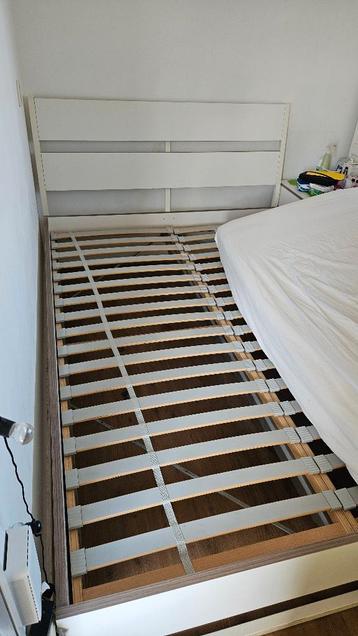 Bedframe met lattenbodems (gratis)