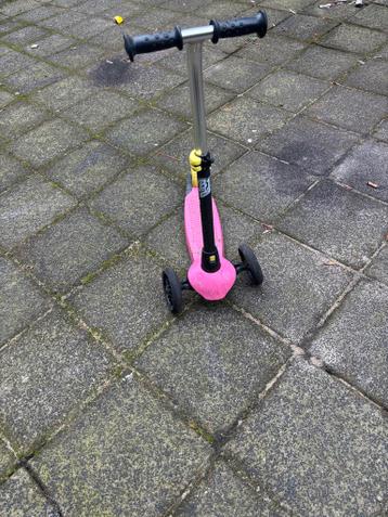 Roze kinderstep met 3 wielen