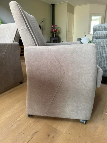 Gratis: 6 taupe eetkamerstoelen, 2 verstelbaar (1 defect)