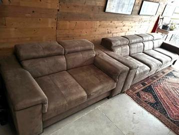 Grote bank van suède leer met verstelbare hoofdsteunen