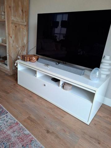 Gratis TV-kast, gebruikt, wit.