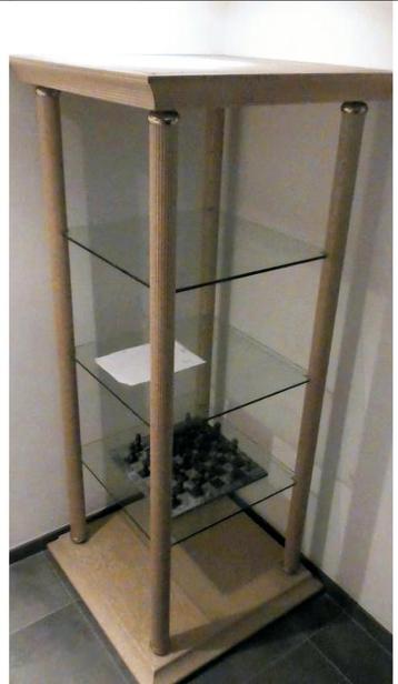 Elegante marmeren vitrinekast met glazen platen, 180 cm hoog