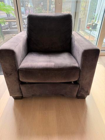 Gratis: twee relaxstoelen, opnieuw gestoffeerd in alcantara