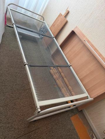 Gratis af te halen: Wit metalen bedframe (zonder matras)