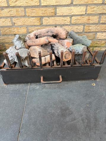 Gashaard met keramische houtblokken en stenen