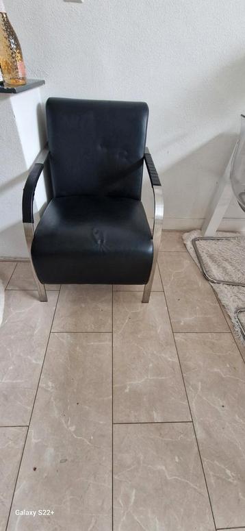Zwarte fauteuil met metalen armleuningen
