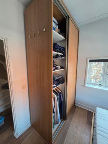 Hoge kledingkast met schuifdeuren