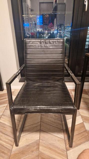 2 comfortabele stoelen met lichte beschadigingen