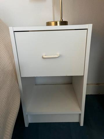 2 Houten nachtkastje 33 x 30 x 53 gratis (87)