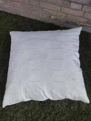 Witte grote woonkussen met lichte vlekken