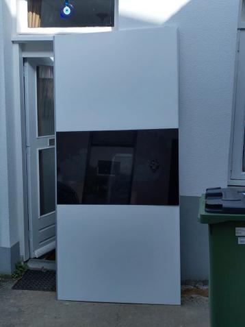 Schuifdeurkast met twee glanzende deuren