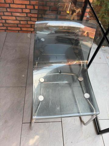 Gratis: Twee transparante eetkamerstoelen met metalen onders