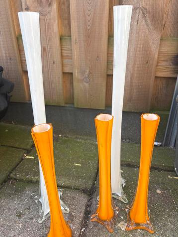 Set van 4 vintage glazen vazen: 2 wit, 2 oranje