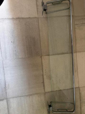 Glazen badkamerplank met chromen beugel