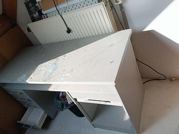 Degelijk, stevig bureau en duidelijke gebruikssporen.