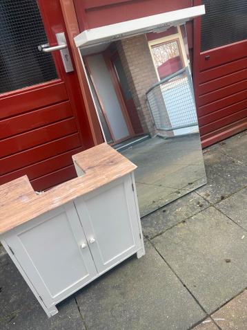 Gratis spiegel en badkamerkastje