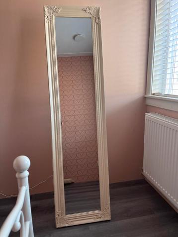 Gratis! Crèmekleurige staande spiegel met sierlijke lijst