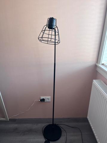 Gratis! Zwarte Industriële Staande Lamp - 146 cm Hoog