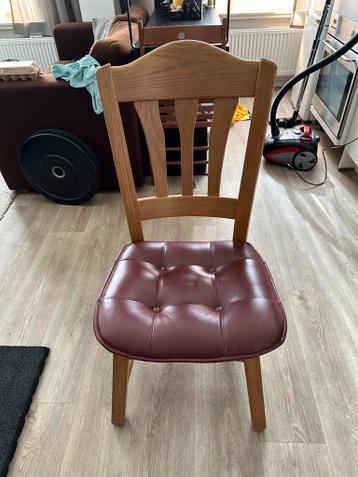 Houten stoel met bordeauxrood kunstleren zitting (2 stuks)