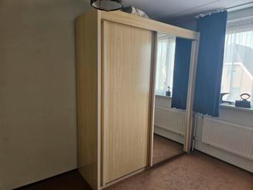 Ruime kledingkast met spiegeldeur - 223x202x65 cm
