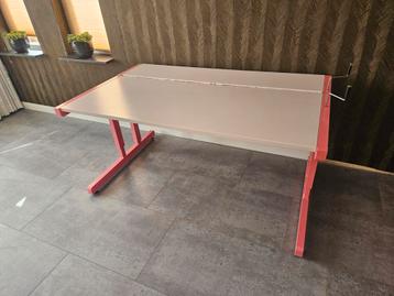 Stalen bureau met houten planken, in hoogte verstelbaar