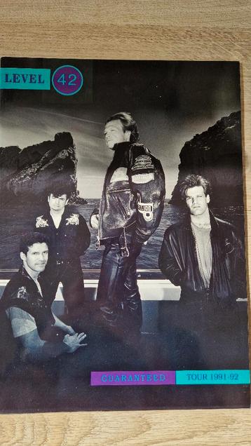 tourboek Level 42