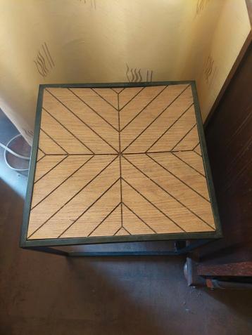 Bijzettafel met houten blad en metalen frame