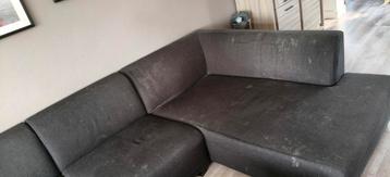 Lange bank met lounge gedeelte