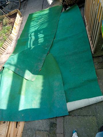 GRATIS drie rollen groene vloerbedekking/ kunstgras