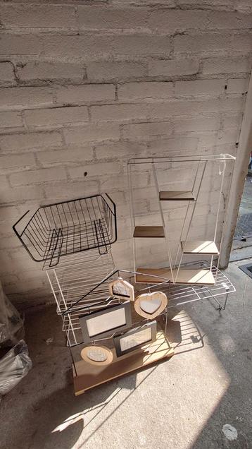 Diverse rekjes: draadmand, wit metalen rek en meer