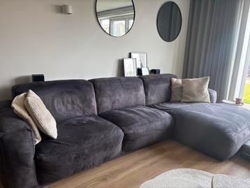 Grote grijze bank met chaise longue