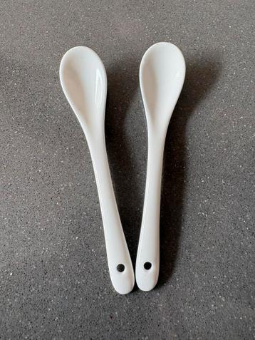 Gratis twee witte porseleinen lepeltjes