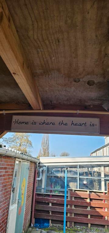 Decoratieve houten bordjes met inspirerende teksten