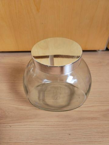 Glazen snoeppot met zilverkleurige deksel