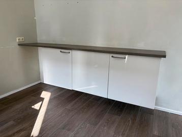 IKEA keukenkastjes met glanzend wit front en houtmotief blad