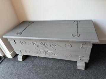 Decoratieve houten kist met sierbeslag