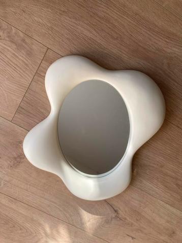 GRATIS Leuke spiegel in organische vorm