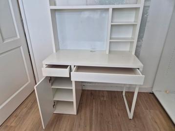 Wit bureau met opbouw en ladeblok