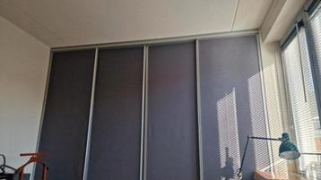 4 schuifpanelen, grijze stof, aluminium frame, 305x260cm
