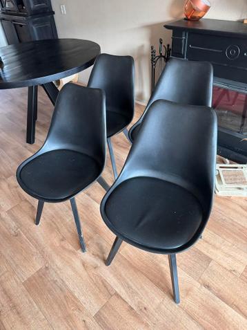 GRATIS 4 zwarte eetkamerstoelen (gebruikt)