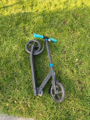 step met blauwe accenten