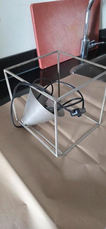 Unieke kubuslamp met industriële look