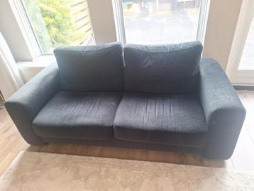 Zwarte 2-zits bank in redelijke staat