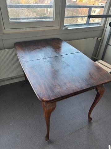 Uitschuifbare houten eettafel met sierlijke poten