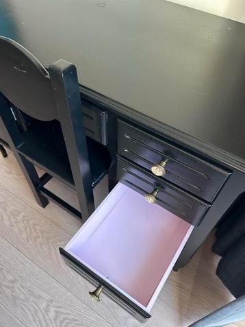 Zwart geschilderd bureau met stoel
