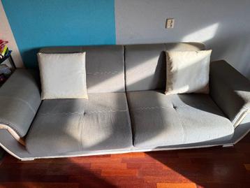 Uitschuifbare bank met opbergruimte