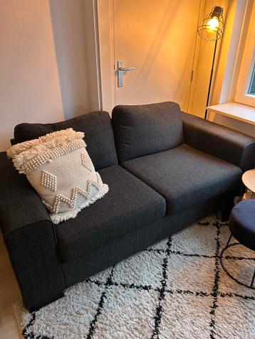 Gratis: Donkergrijze 2,5-zits bank Woonexpress