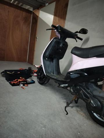 GEZOCHT VIVACITY / BROMSCOOTERS GEEL KENTEKEN