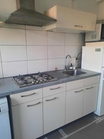 Gratis keukenblok met gasfornuis en spoelbak